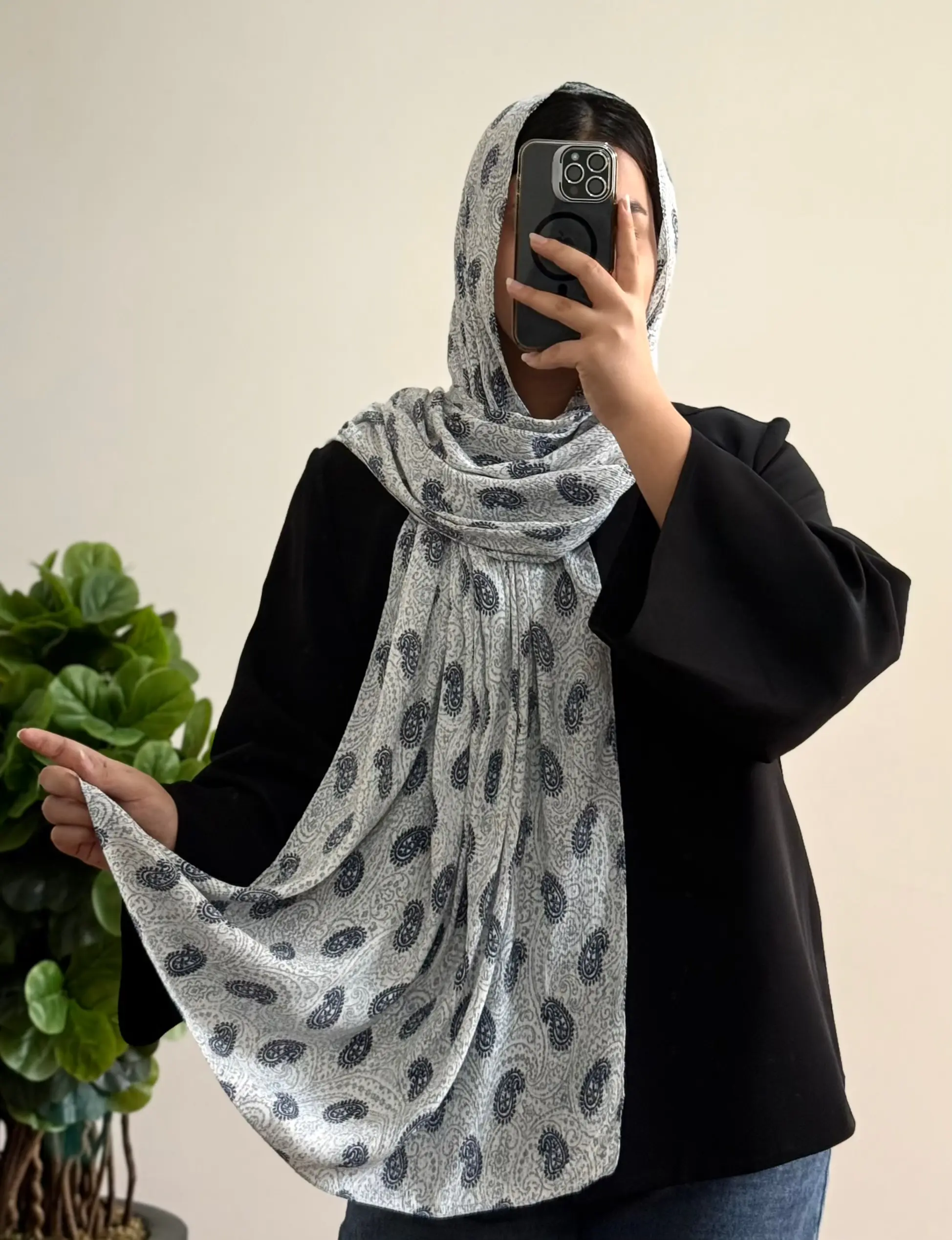 شال سرمه ای سفید